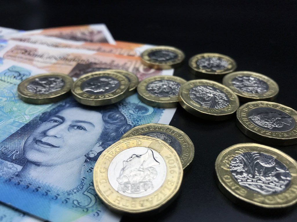 A economia britânica entrou numa recessão ligeira no ano passado, com uma contração do PIB de 0,1% no terceiro trimestre e de 0,3% no quarto trimestre
