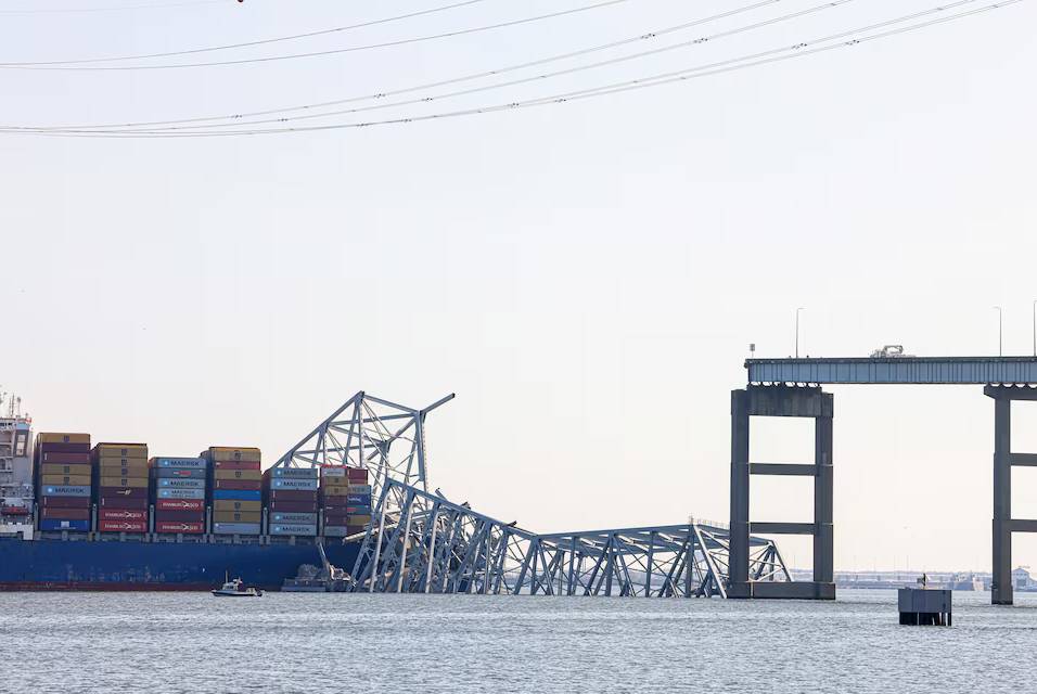 Los equipos de salvamento trabajaron para levantar del agua la primera pieza del derrumbado puente Francis Scott Key de Baltimore para permitir el acceso al lugar del desastre, en un esfuerzo por reabrir el bloqueado puerto de la ciudad.