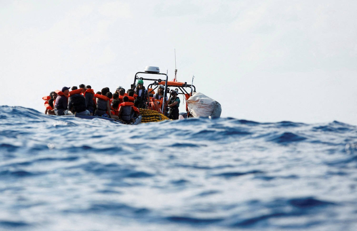 Un homme de 22 ans, arrêté pour homicide involontaire après la mort d'un enfant de six ans et la disparition de trois personnes lors d'une tragédie impliquant des migrants au large de Chypre, a été remis en liberté à la suite de témoignages de survivants.