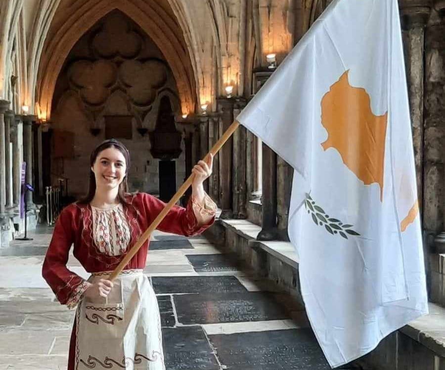 Phoebe Coles trug die zyprische Flagge während des Gottesdienstes zum Commonwealth Day am 11. März in der Westminster Abbey