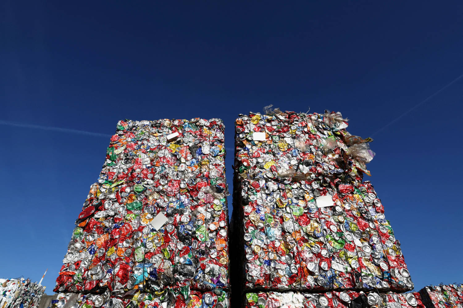 Según un informe, los plásticos contienen al menos 3.000 sustancias químicas más de las estimadas anteriormente por las agencias de medio ambiente, en total más de 16.000 sustancias químicas, una cuarta parte de las cuales se consideran peligrosas para la salud humana y el medio ambiente.