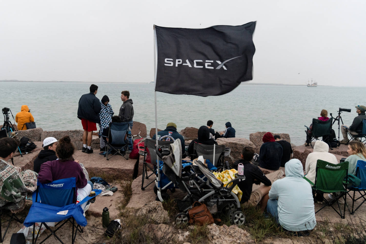 O foguetão Starship da SpaceX, destinado a futuras missões de astronautas à Lua e mais além, quase completou um voo de teste completo na sua terceira tentativa, passando por uma órbita baixa antes de ser destruído no regresso à Terra