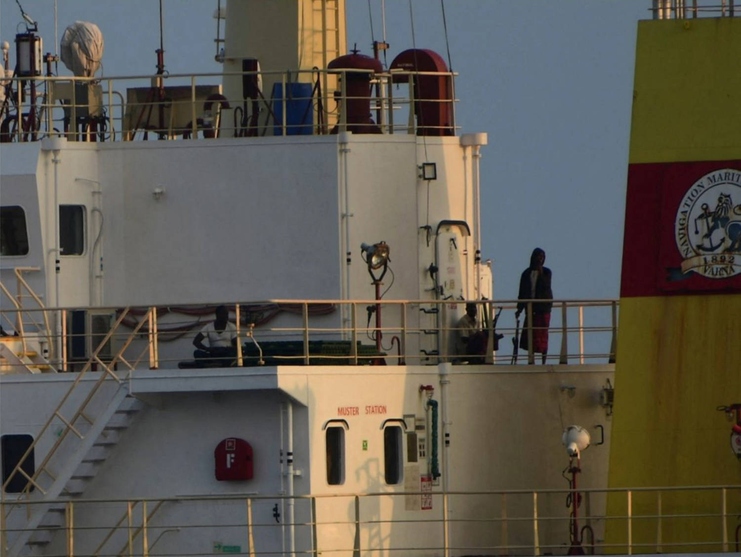 Una lancha rápida con más de una docena de piratas somalíes atacó un granelero de propiedad bangladeshí en el océano Índico occidental, tomando como rehenes al capitán y al segundo oficial.