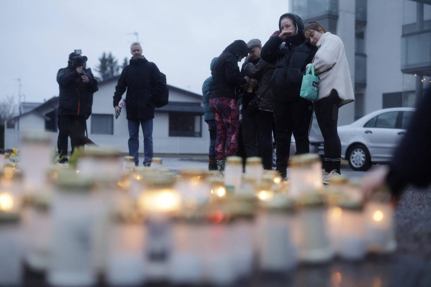 En Finlandia, un niño de 12 años mató a tiros a un compañero de sexto curso e hirió a otros dos en un colegio cercano a Helsinki.