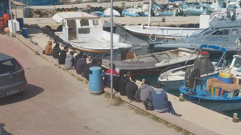 Una embarcación con 22 migrantes, entre ellos 15 hombres, tres mujeres y cuatro menores no acompañados, fue interceptada frente a las costas de Capo Greco.