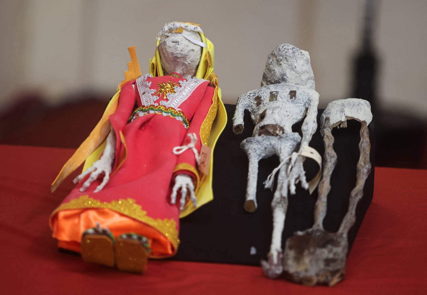 Leandro Rivera discovered a cave in Peru's Nazca region containing pre-Hispanic artifacts, including human bodies with elongated heads and three fingers on each hand