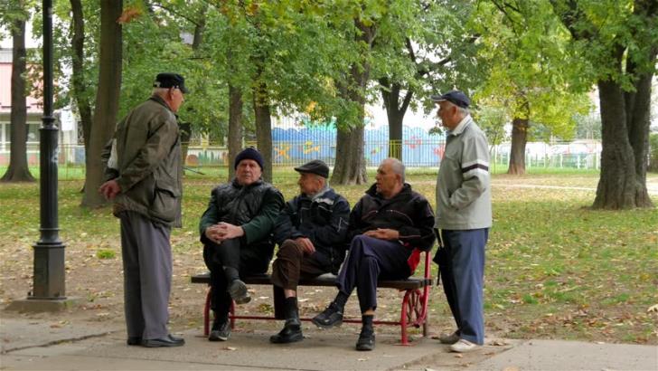 Alrededor del 42% de las personas mayores de 60 años se sienten solas, y el 30% cita las pensiones bajas como uno de los principales problemas.