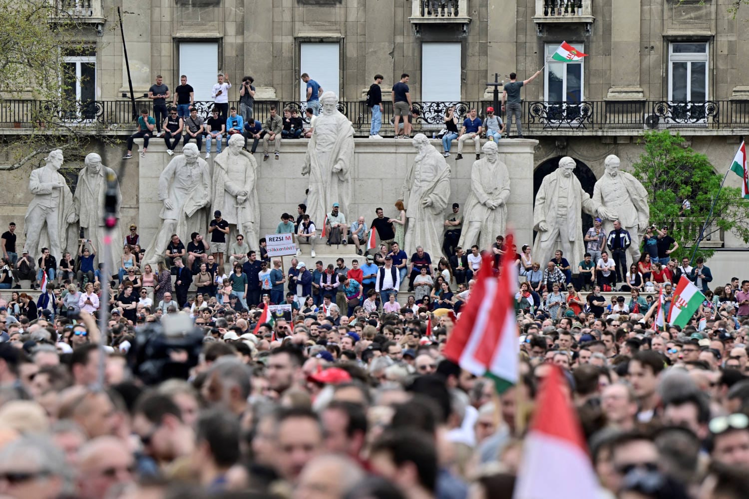 Decenas de miles de personas protestaron en Budapest contra el Gobierno de Viktor Orban, encabezadas por el abogado Peter Magyar, que planea lanzar su propio partido.