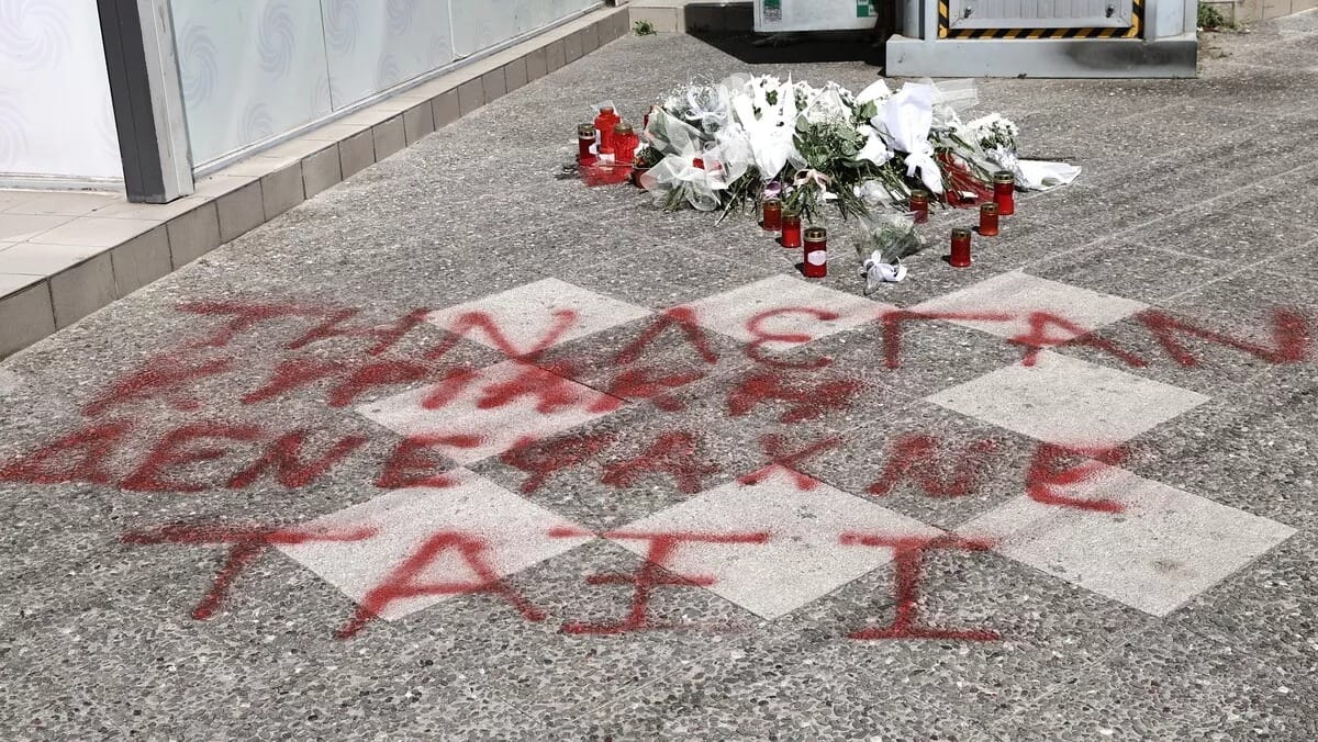 Тринадцать месяцев назад Греция поняла, что движение по стабильной орбите не так безопасно, как считалось, что государственный механизм не заслуживает доверия.