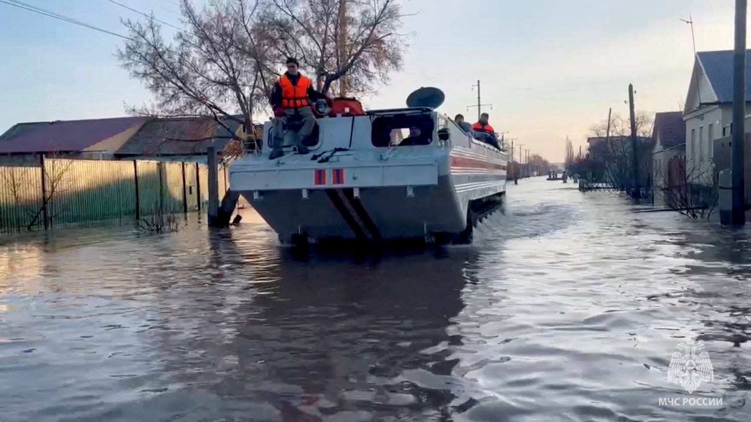 Más de 100.000 personas han tenido que ser evacuadas en Rusia y Kazajstán debido a las graves inundaciones provocadas por el rápido deshielo.