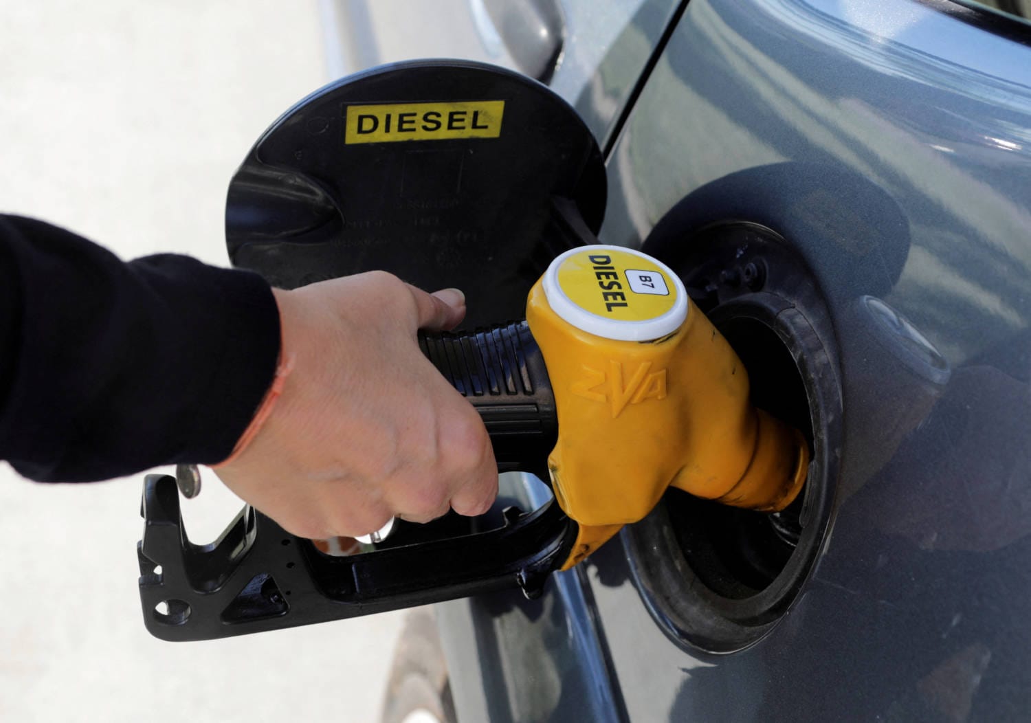 Prevê-se que os preços dos combustíveis continuem a aumentar, tendo uma empresa importadora anunciado já um aumento de um cêntimo e meio por litro de gasolina e gasóleo