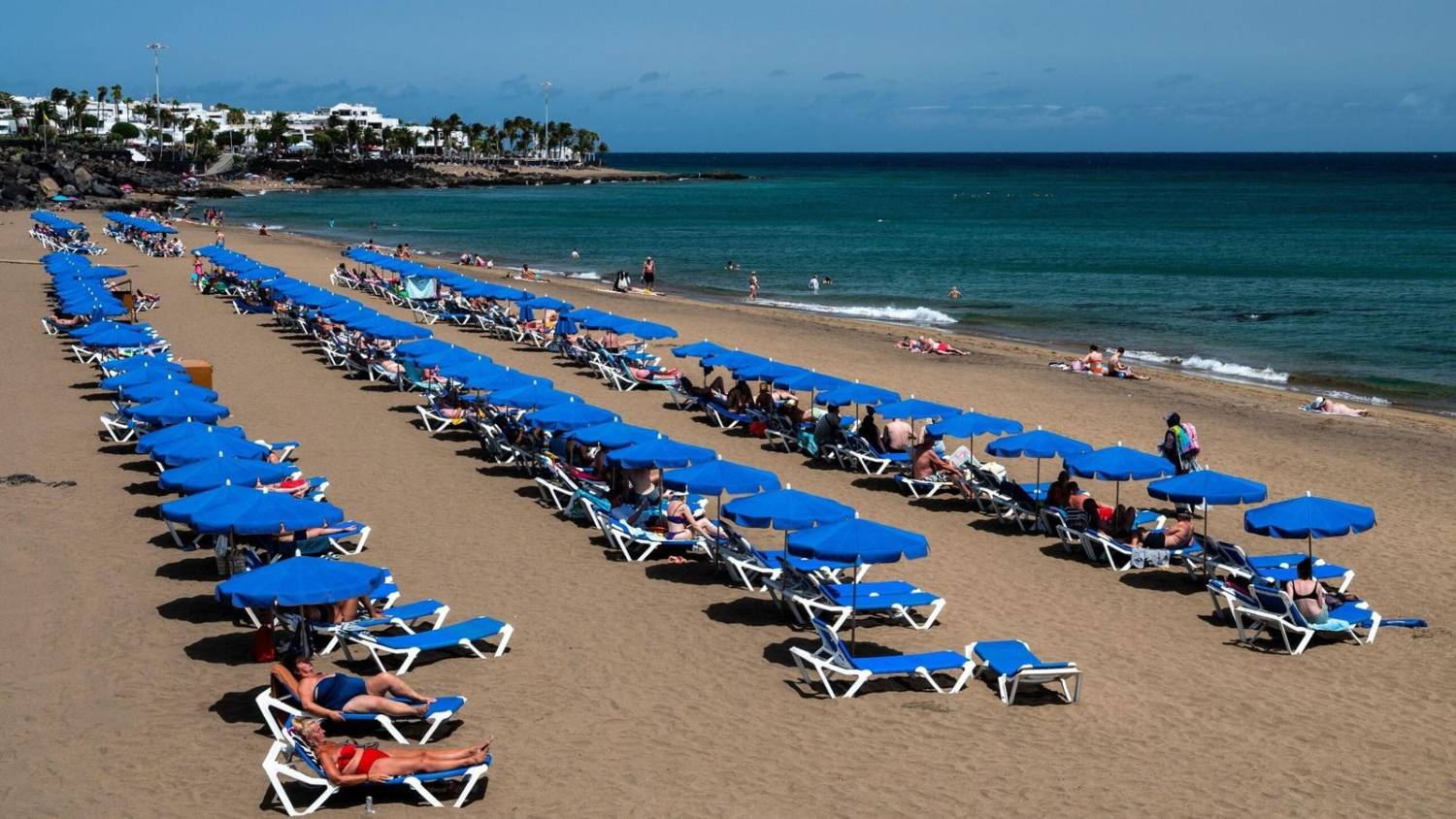 As Ilhas Canárias estão a enfrentar um colapso social e ambiental devido ao grande número de turistas que visitam a região