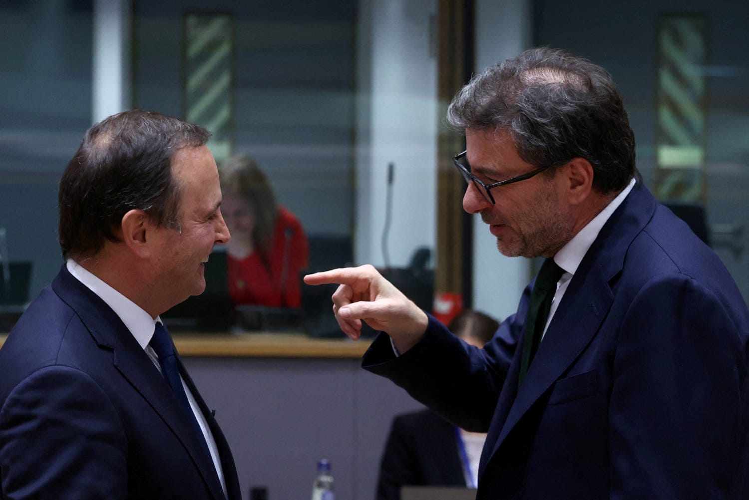 O novo governo minoritário de centro-direita de Portugal planeia manter o equilíbrio orçamental, reduzir a dívida pública e privatizar a transportadora aérea TAP
