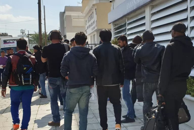 Un joven de Bangladesh cayó al vacío desde un quinto piso durante una redada policial en un apartamento en el que se alojaba con otros inmigrantes ilegales.