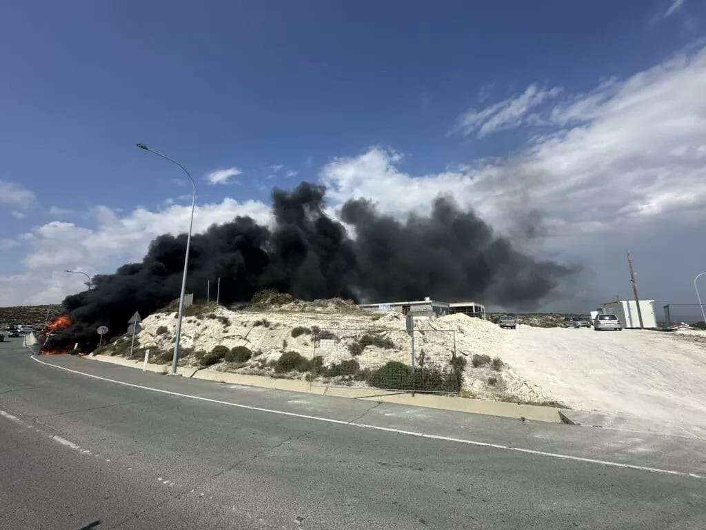 La zona próxima a la salida de Pissouri de la autopista Limassol-Paphos ha sido reabierta tras el incendio de un semirremolque.