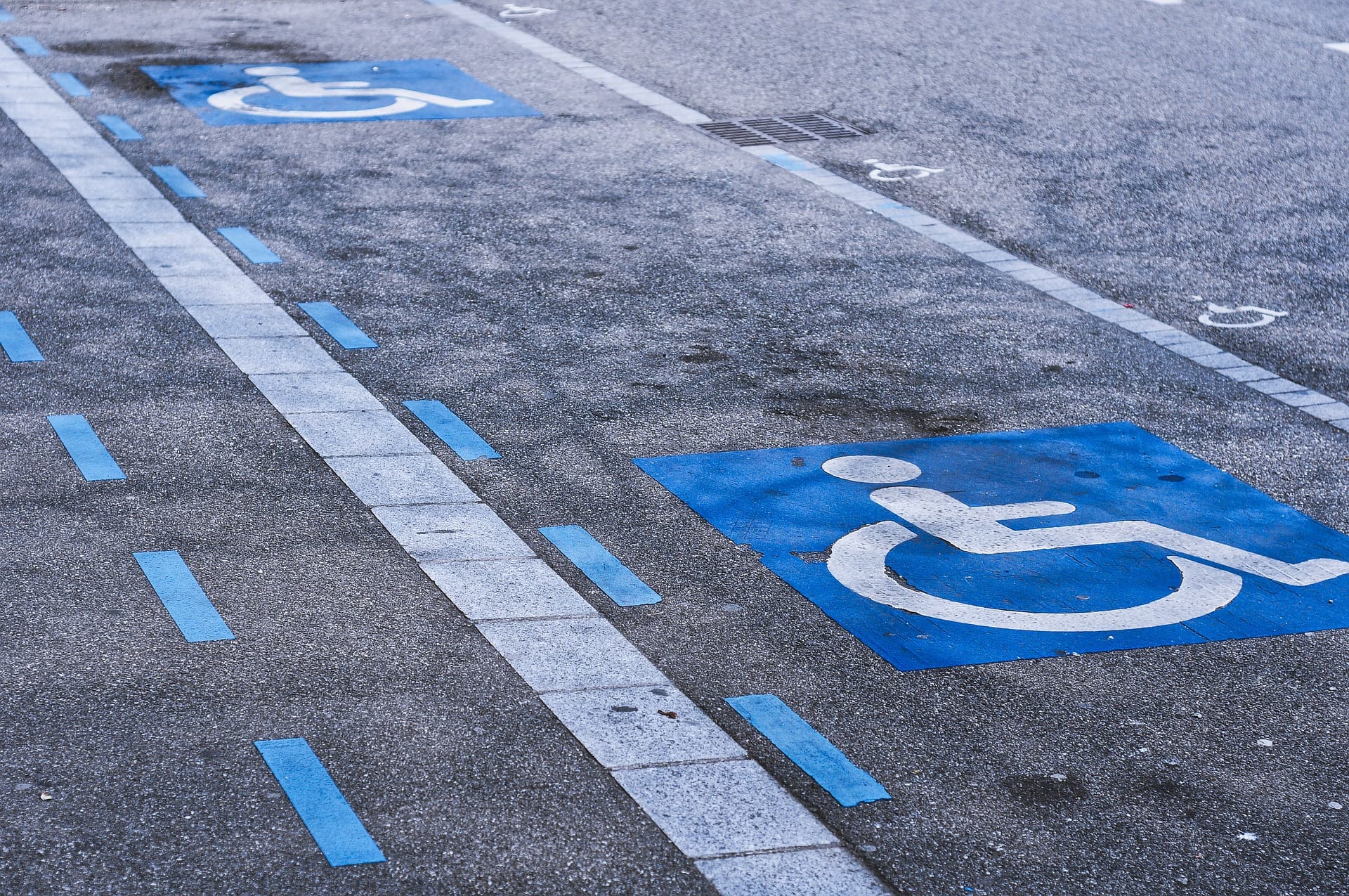 lugares de estacionamento para deficientes