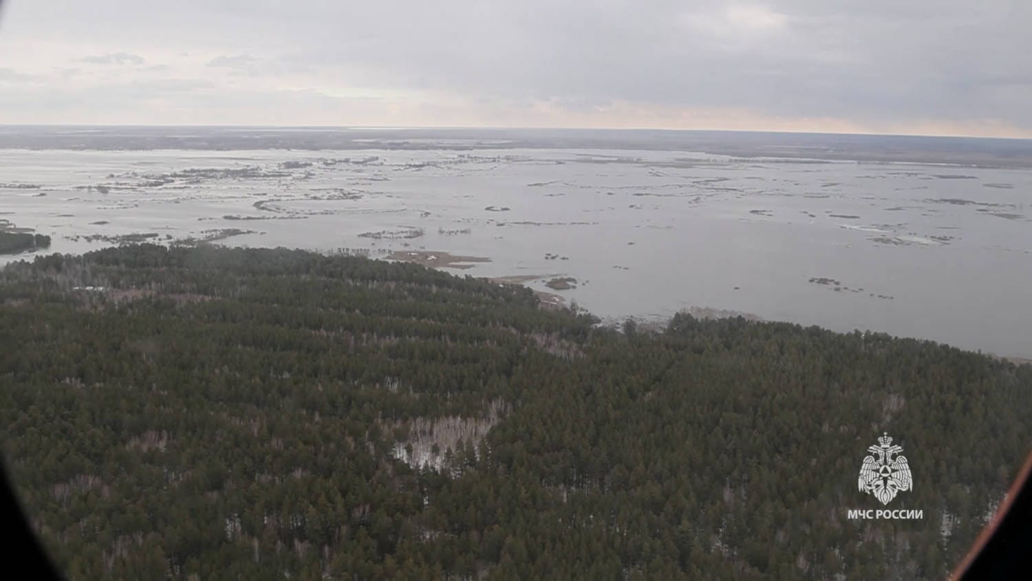 Село Каминское в Курганской области эвакуируют из-за ночного подъема уровня воды на 1,4 метра.