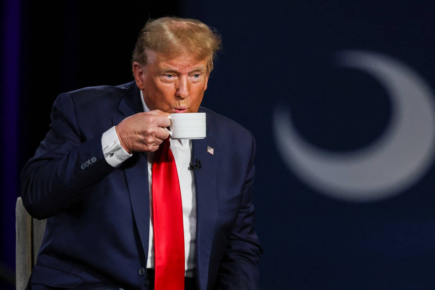 Нью-йоркский судья, курирующий уголовное дело Дональда Трампа о "скрытых деньгах", отклонил его просьбу отложить запланированный судебный процесс из-за досудебной огласки