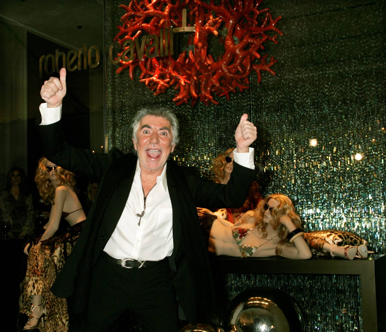 El diseñador de moda italiano Roberto Cavalli, conocido por sus diseños con estampados de animales, ha fallecido a los 83 años tras haber estado enfermo durante algún tiempo