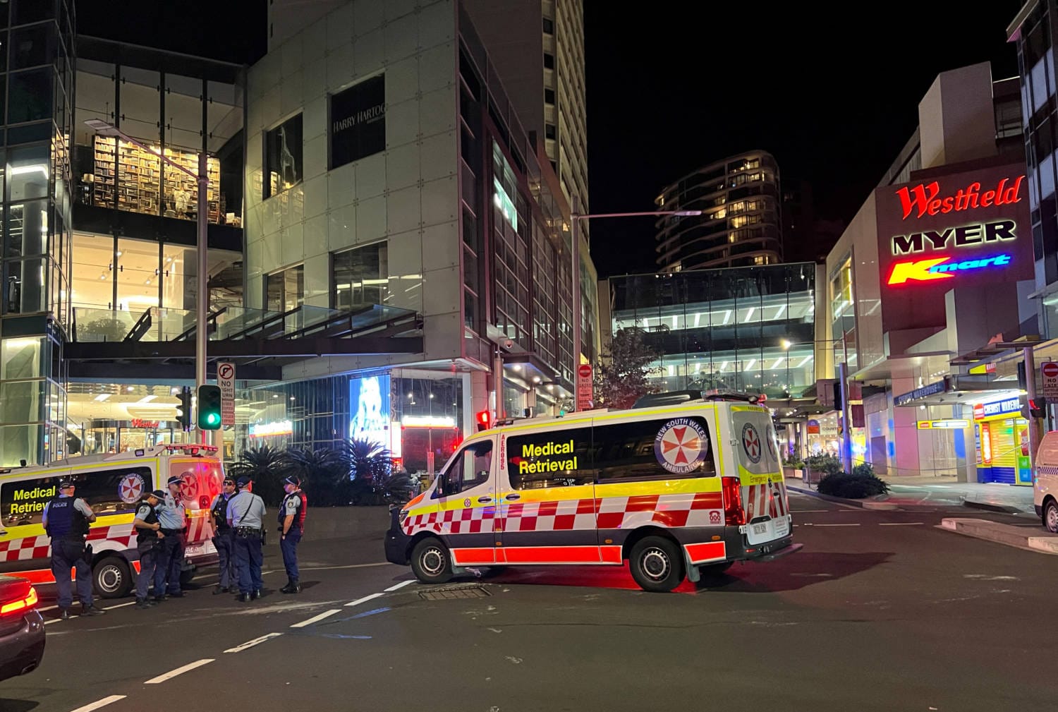 Inspector Amy Scott, the Sydney police officer who shot and killed Joel Cauchi, the man responsible for a deadly stabbing attack at a shopping mall, was praised for her quick and courageous response