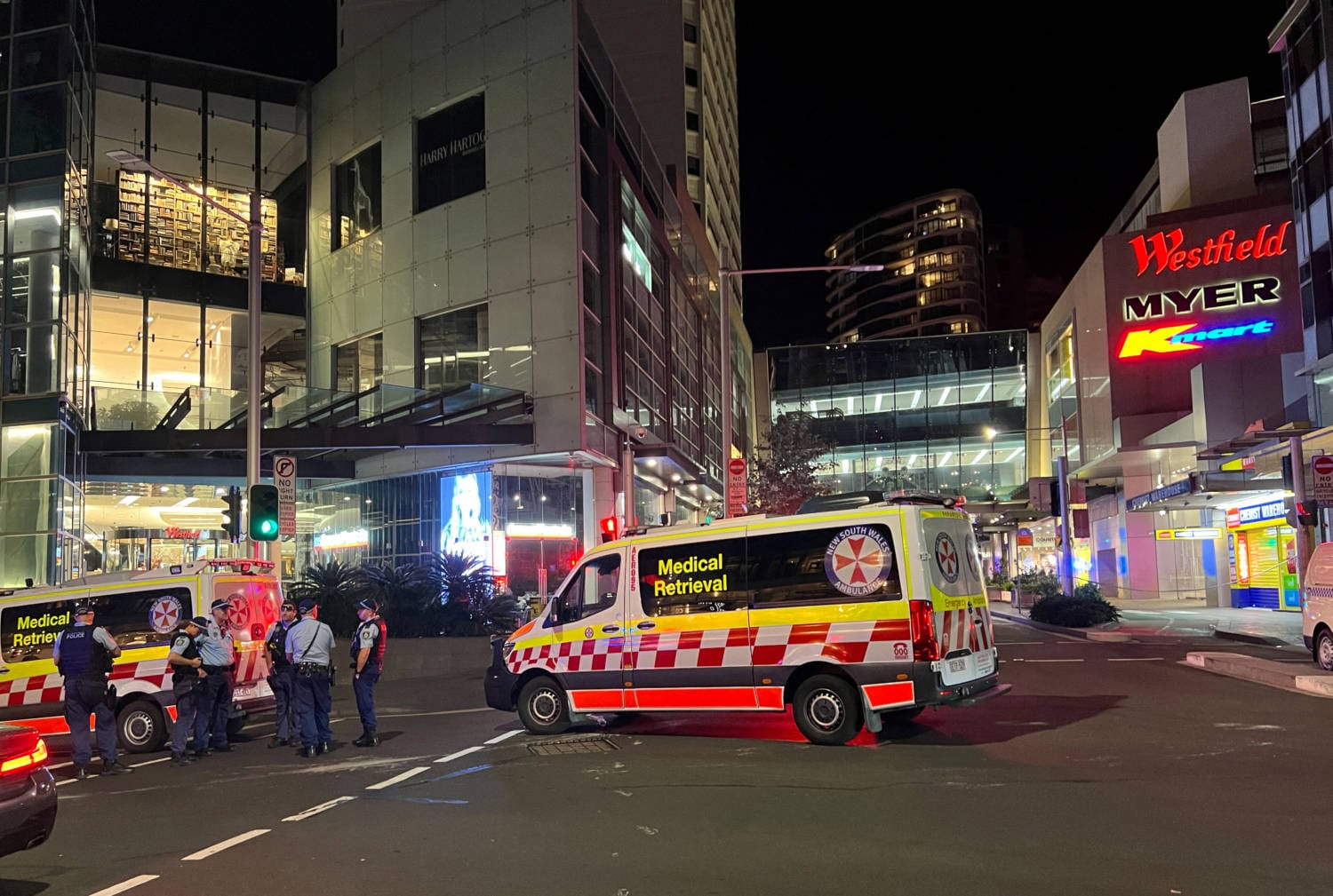 A inspetora Amy Scott, a agente da polícia de Sydney que matou a tiro Joel Cauchi, o homem responsável por um ataque mortal à facada num centro comercial, foi elogiada pela sua resposta rápida e corajosa