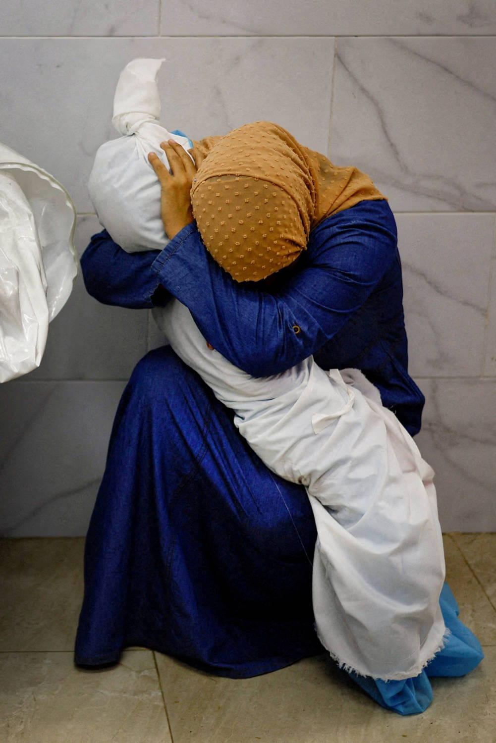 Фотограф агентства Reuters Мохаммед Салем получил престижную премию World Press Photo of the Year 2024 за снимок палестинской женщины, прижимающей к себе тело пятилетней племянницы в секторе Газа.
