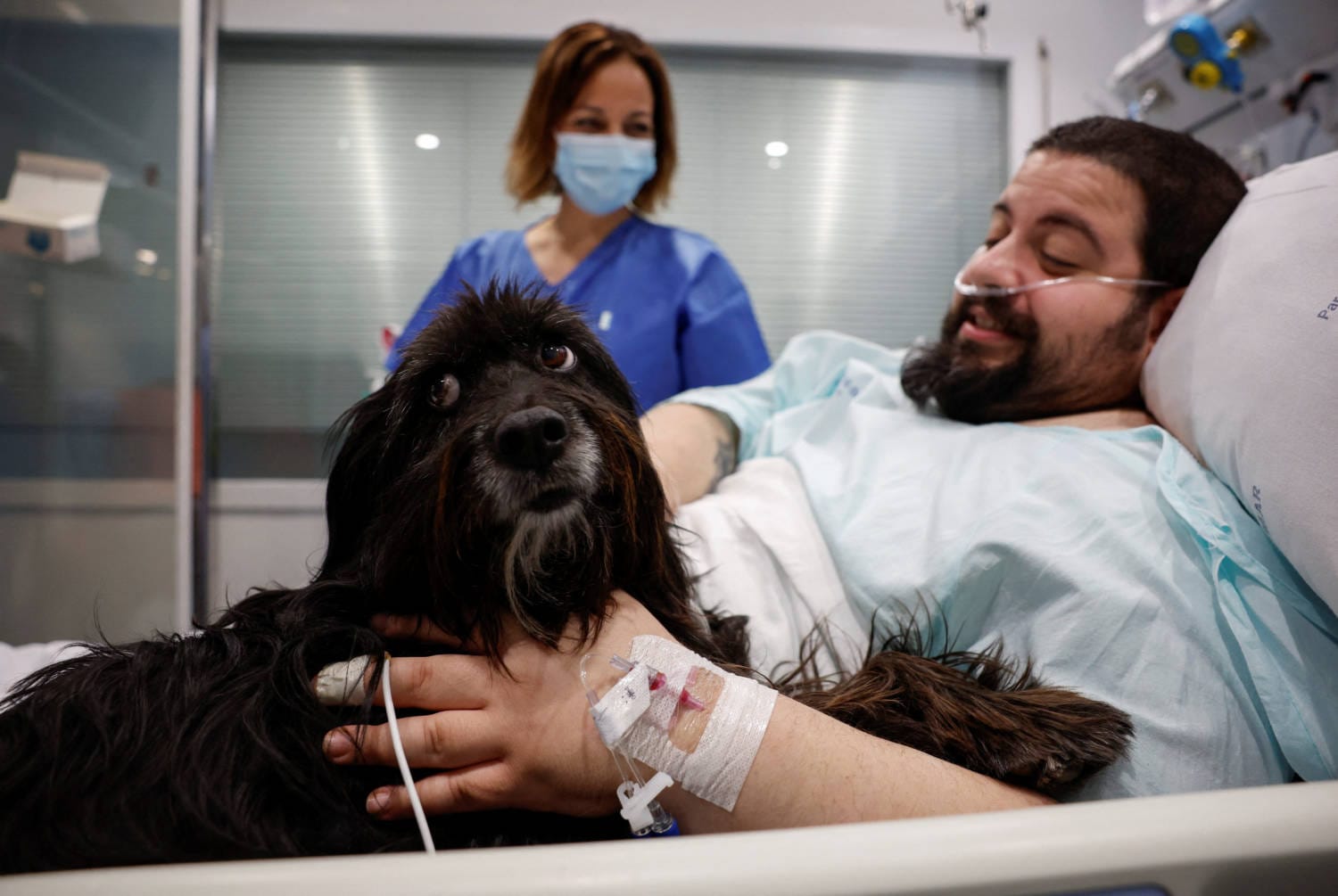 Joel Bueno ficou radiante quando os cães de terapia Vida e Lu o visitaram na unidade de cuidados intensivos, onde estava a ser tratado a um coágulo de sangue