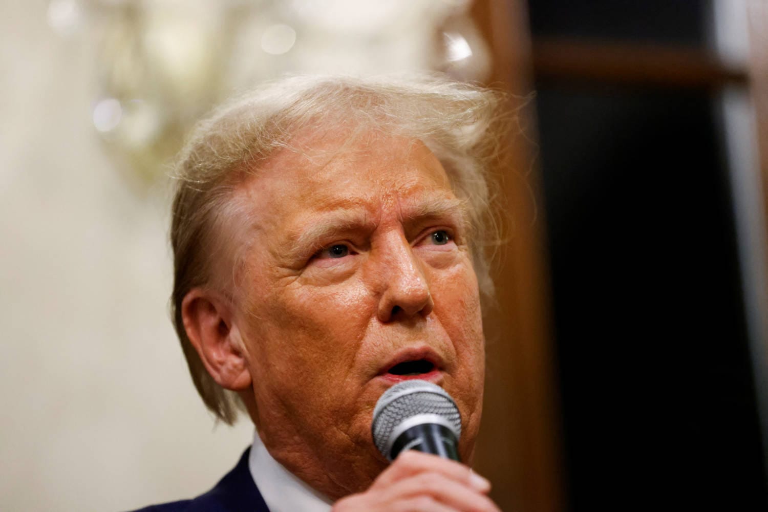 Дональд Трамп провел митинг в Грин-Бей, штат Висконсин, где некоторые из его сторонников устроили ночной лагерь в своих машинах, чтобы увидеть его