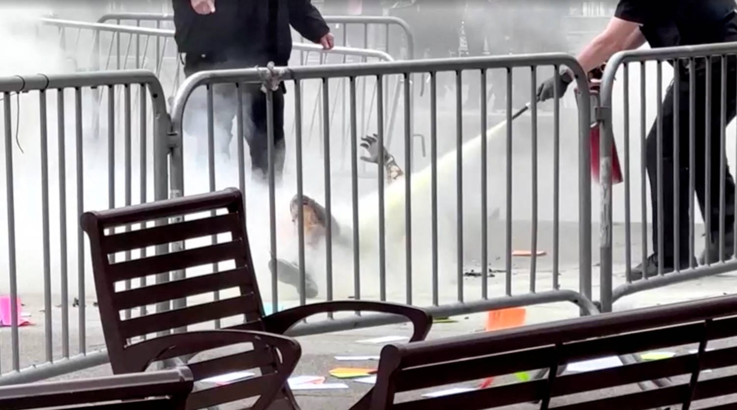 Un hombre murió tras prenderse fuego a las puertas del tribunal de Nueva York donde se celebraba el juicio por sobornos a Donald Trump, pero las autoridades dijeron que no tenía a Trump como objetivo