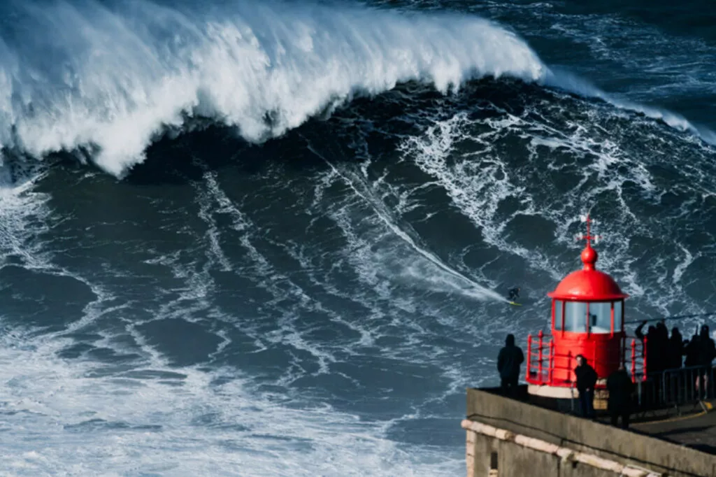 Sebastian Steudtner batió el récord mundial de la ola más grande jamás surfeada, cabalgando una ola de 28,57 metros de altura en Nazaret (Portugal).