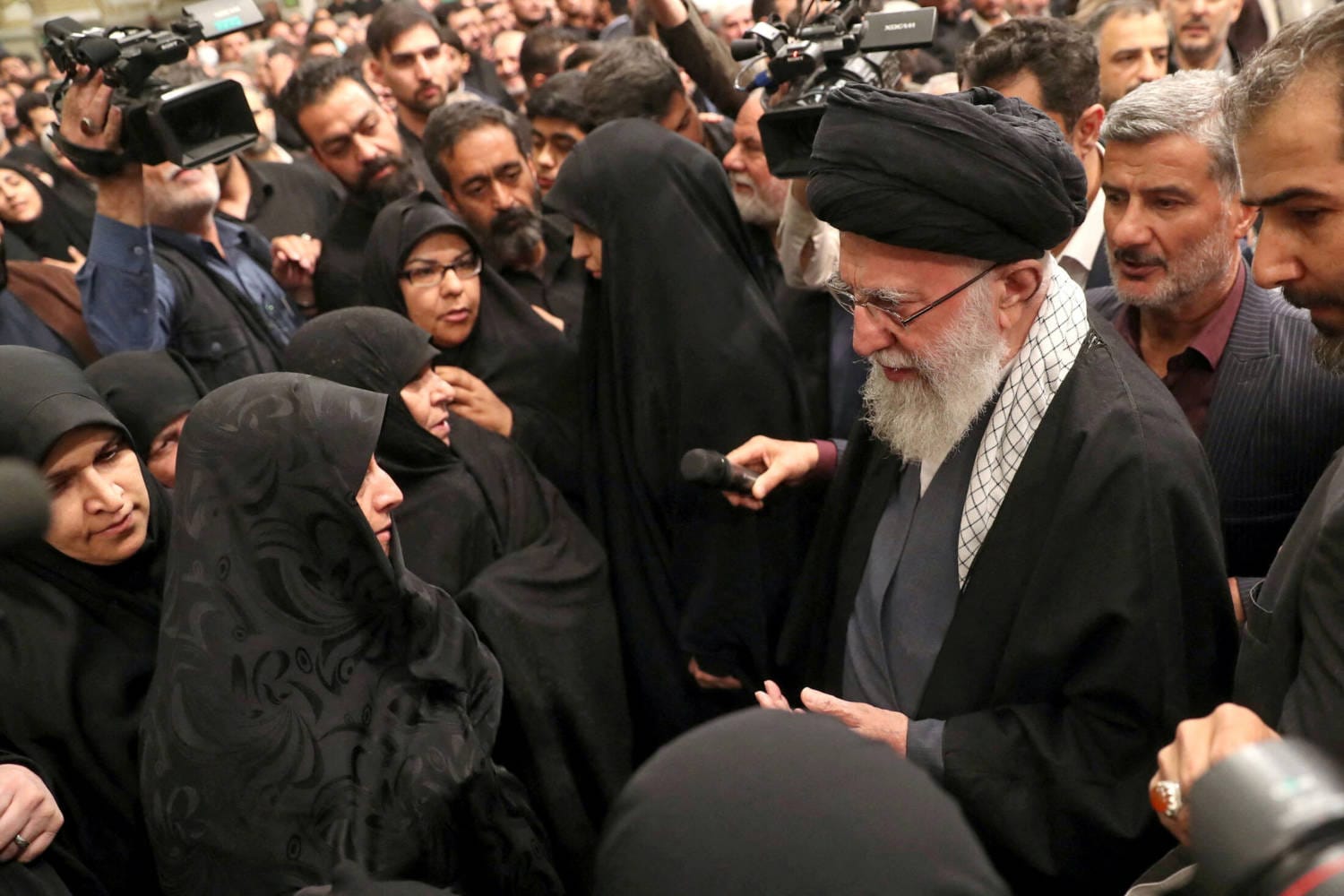 El líder supremo iraní, Alí Jamenei, agradeció a las fuerzas armadas del país su ataque contra Israel, afirmando que Irán demostró su poder independientemente del número de objetivos alcanzados.