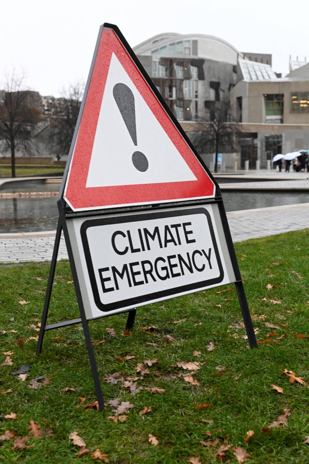 Un juez de Londres dictaminó que un activista climático no debía ser procesado por sostener una pancarta ante un tribunal penal en la que decía a los miembros del jurado que podían absolver a los acusados según su conciencia.