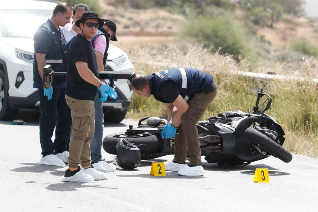 Los investigadores de la policía están discutiendo actualmente el intento de asesinato de un hombre de 34 años en la sede de Nicosia CID