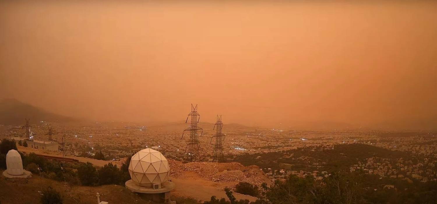 Un vídeo timelapse publicado por meteo.gr/Observatorio Nacional de Atenas muestra cómo el polvo africano tiñó de naranja el paisaje de Atenas los días 23 y 24 de abril.