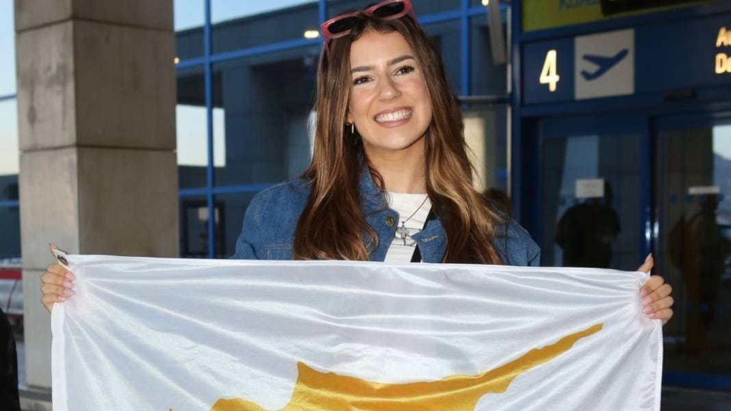 Silia Kapsis, representante de Chipre na Eurovisão, foi vista no aeroporto de Atenas a caminho da Suécia