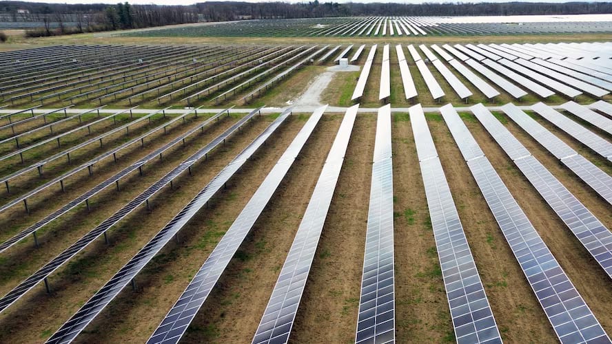 Dave Duttlinger arrendó 445 acres de su granja de Indiana a Dunns Bridge Solar LLC para un proyecto de desarrollo solar, a pesar de las preocupaciones sobre los daños a su tierra.