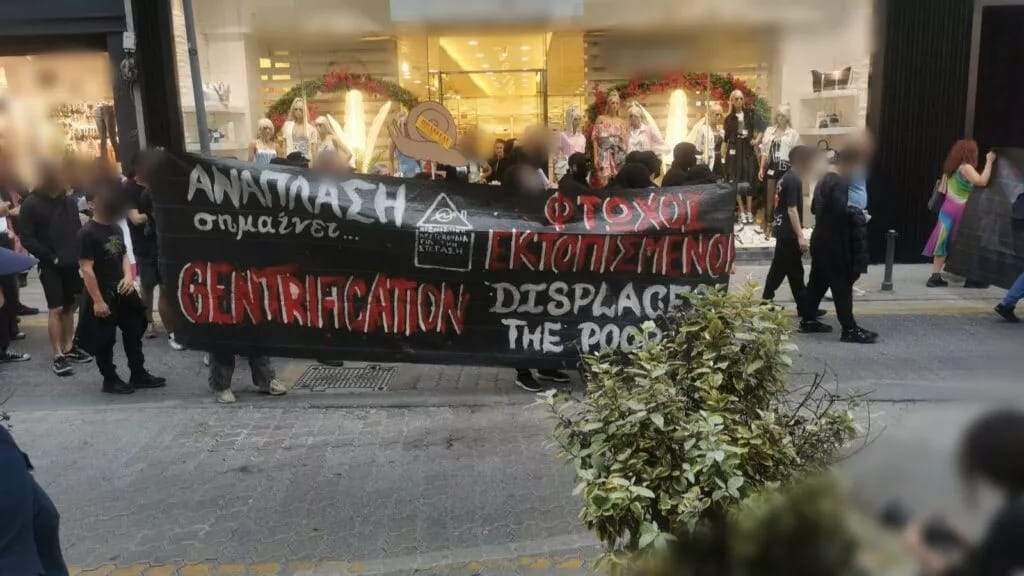 Uma marcha de protesto em Limassol resultou em vários feridos e dez detenções, com os participantes a alegarem brutalidade policial