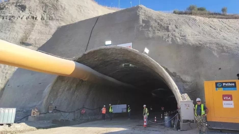 El Vicepresidente de DIKO y diputado de Pafos aborda con el Ministro de Transportes los problemas y retrasos de la primera fase de la nueva carretera Pafos-Polis Chrysochous.