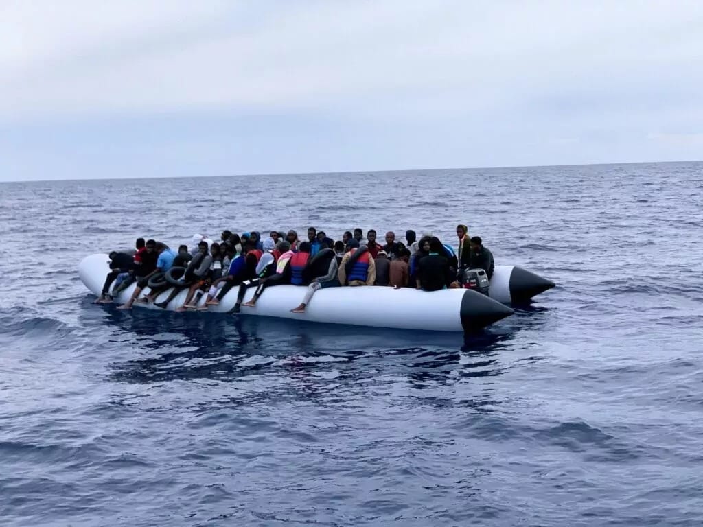 Los equipos de rescate griegos encontraron a 10 inmigrantes en una zona rocosa de la isla de Samos durante la noche, tras recuperar el cadáver de un inmigrante y rescatar a 25 cuya embarcación se había hundido.