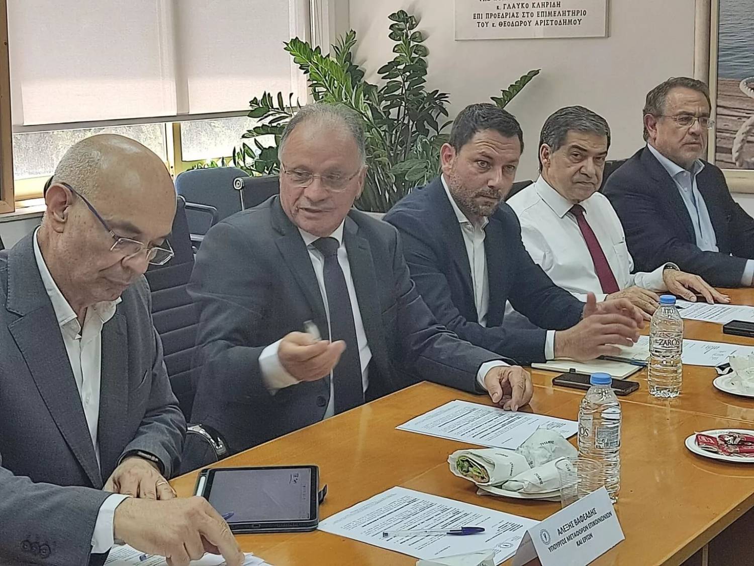 El Ministro de Transportes, Comunicaciones y Obras de Pafos examinó los problemas y retrasos de varios proyectos de la provincia, como la nueva carretera Pafos-Polis, la carretera del aeropuerto, el puerto deportivo y las estaciones de transporte público.