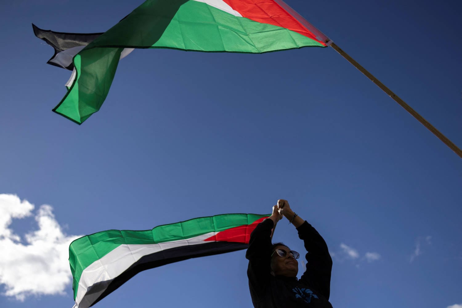 Os estudantes do Trinity College de Dublin construíram um acampamento em protesto contra a guerra de Israel em Gaza, o que levou à restrição do acesso ao campus e ao encerramento da exposição do Livro de Kells, uma das principais atracções turísticas da Irlanda