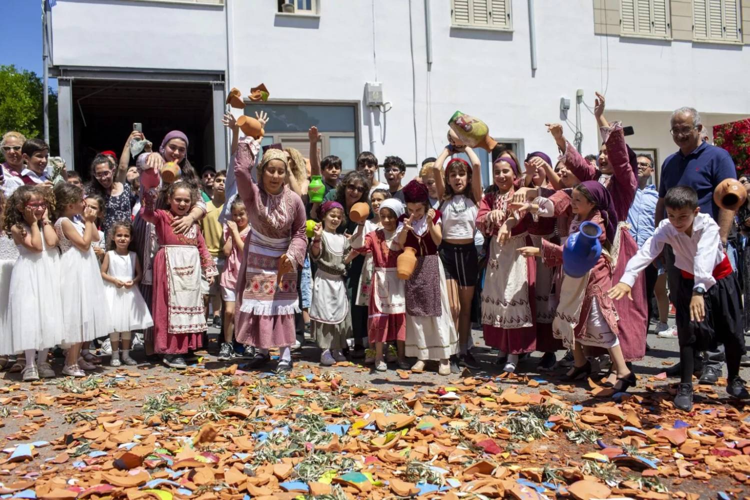 En el texto se habla de seguir a in-cyprus en Google News para mantenerse informado sobre las noticias relacionadas con Chipre y el mundo.