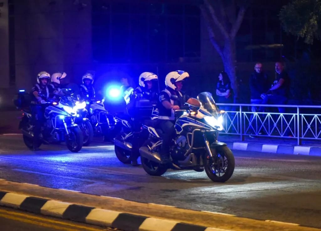 A polícia cipriota respondeu a vários incidentes durante o fim de semana da Páscoa, incluindo queixas de perturbação da ordem pública, infracções relacionadas com fogo de artifício e bolachas, e casos de delinquência juvenil