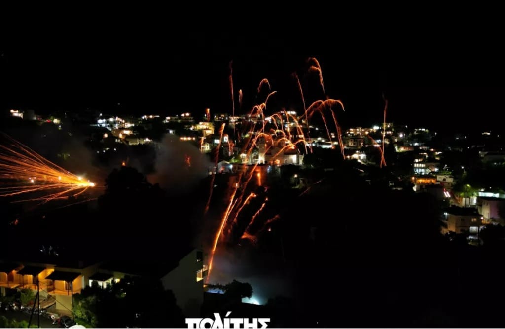 Vrontados, en Quíos, celebró su tradicional guerra anual de cohetes de Pascua, en la que equipos rivales lanzaron miles de cohetes en una espectacular exhibición ante 20.000 espectadores.