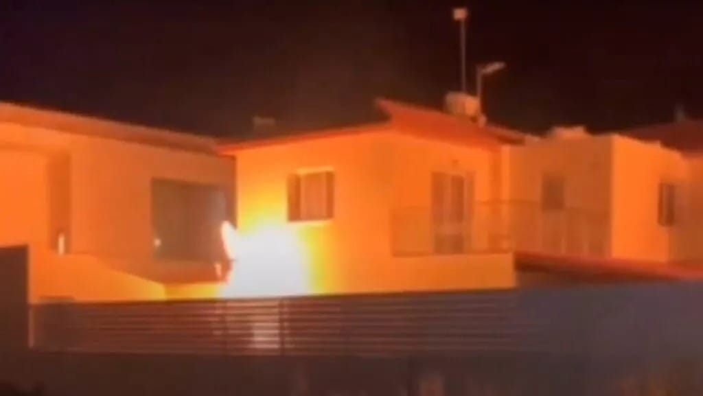 Um grupo de 70 jovens atacou a casa de um britânico de 73 anos na zona de Kiti, em Larnaca, lançando fogo de artifício, provocando incêndios e danificando a propriedade