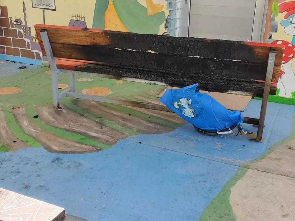 Um aluno de 10 anos terá provocado danos nas janelas e telhas de uma escola primária de Livadia, enquanto desconhecidos que lançaram petardos queimaram um banco e caixotes de plástico no pátio da escola