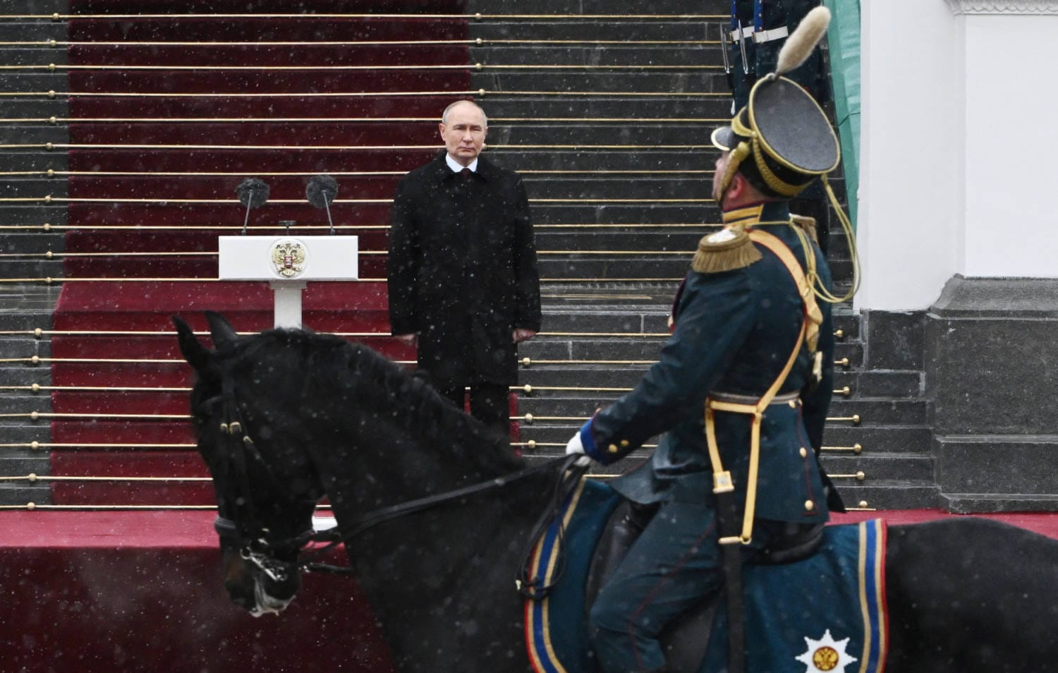 Путина чествовали как русского царя во время его приведения к присяге на новый шестилетний президентский срок