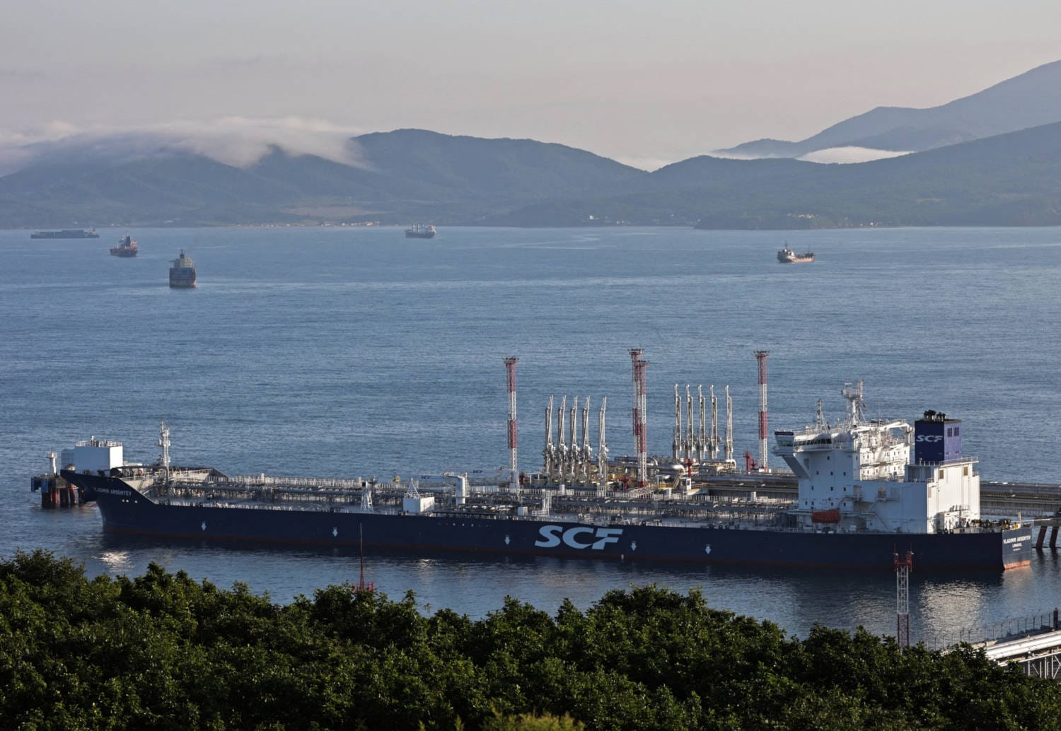 La marina griega ha ampliado una advertencia para prohibir el tráfico de buques frente a las costas del sudeste del Peloponeso con el fin de impedir el trasvase de petróleo ruso de un buque a otro.