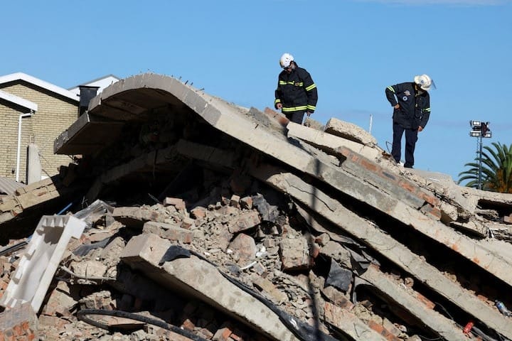 44 trabajadores de la construcción quedan atrapados bajo un edificio derrumbado en George, Sudáfrica