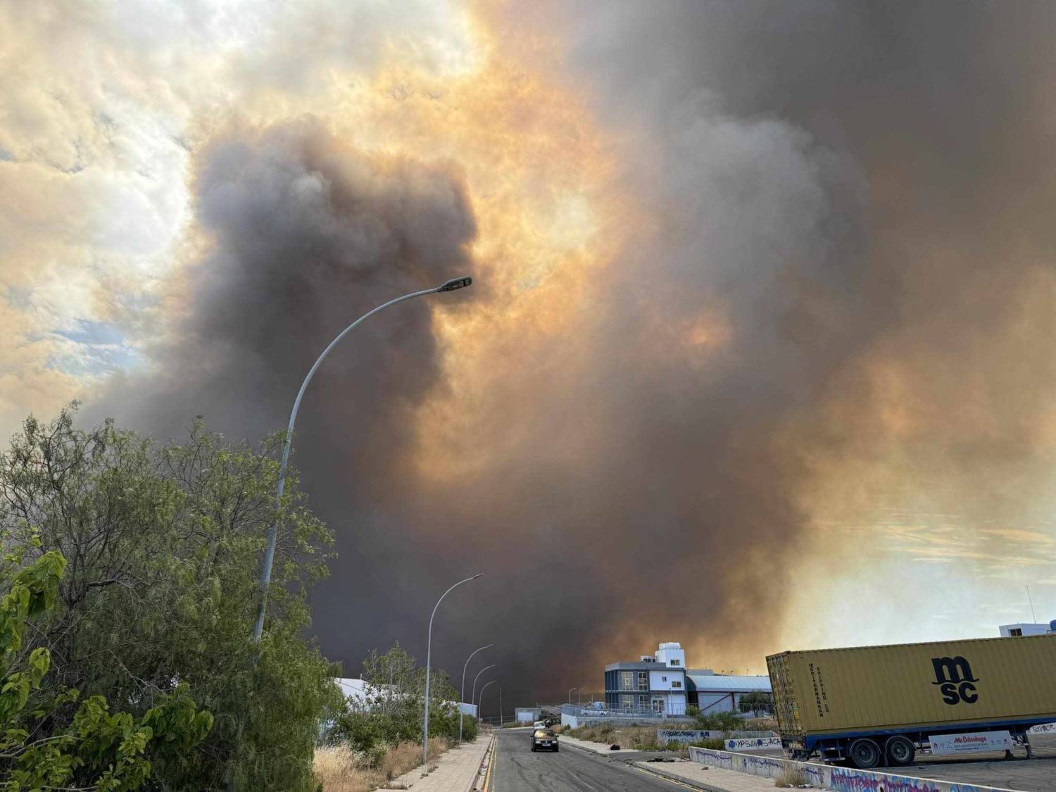 Um incêndio descontrolado na zona industrial de Agios Sylas levou os industriais locais a exigir um quartel de bombeiros e uma segunda via de saída